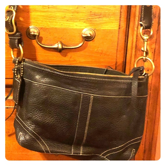 Coach Leather handbag w/adjustable strap - Picture 2 of 6